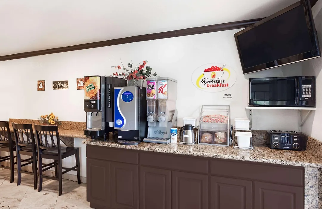Super 8 By Wyndham Santa Clarita/Valencia-1