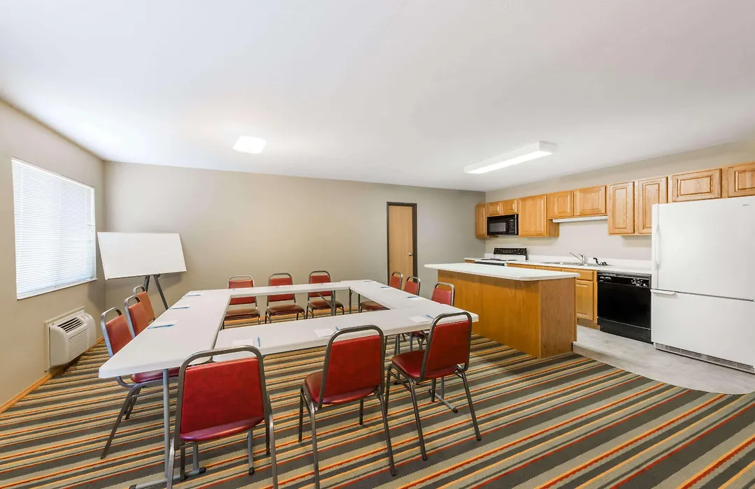 Super 8 By Wyndham Chanute-1