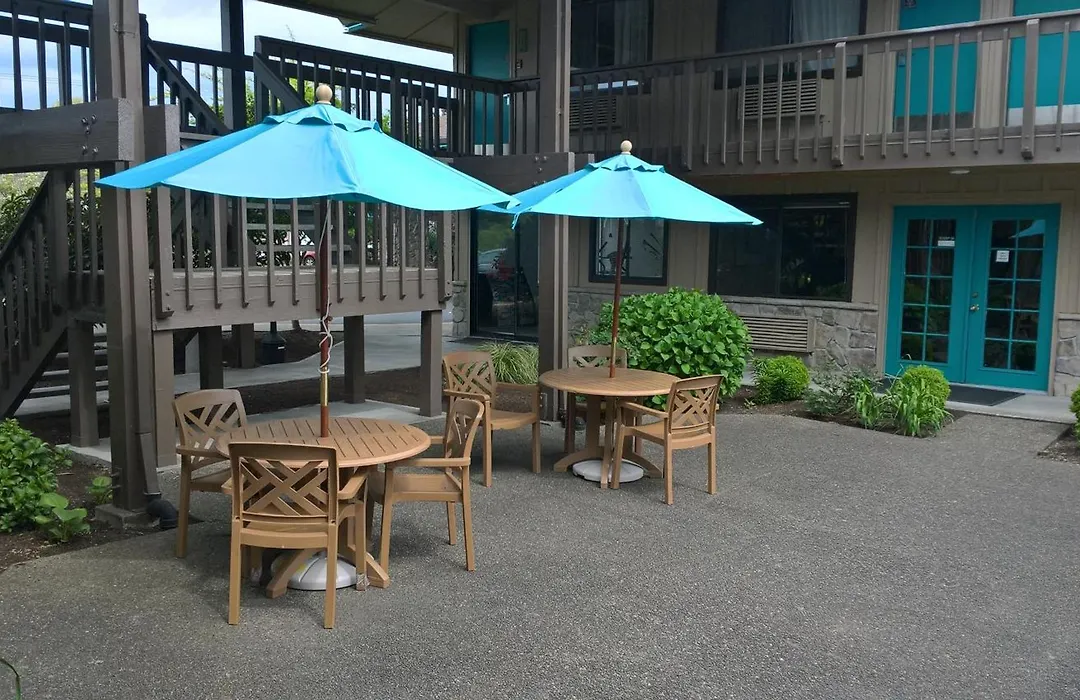 Pepper Tree Inn-1