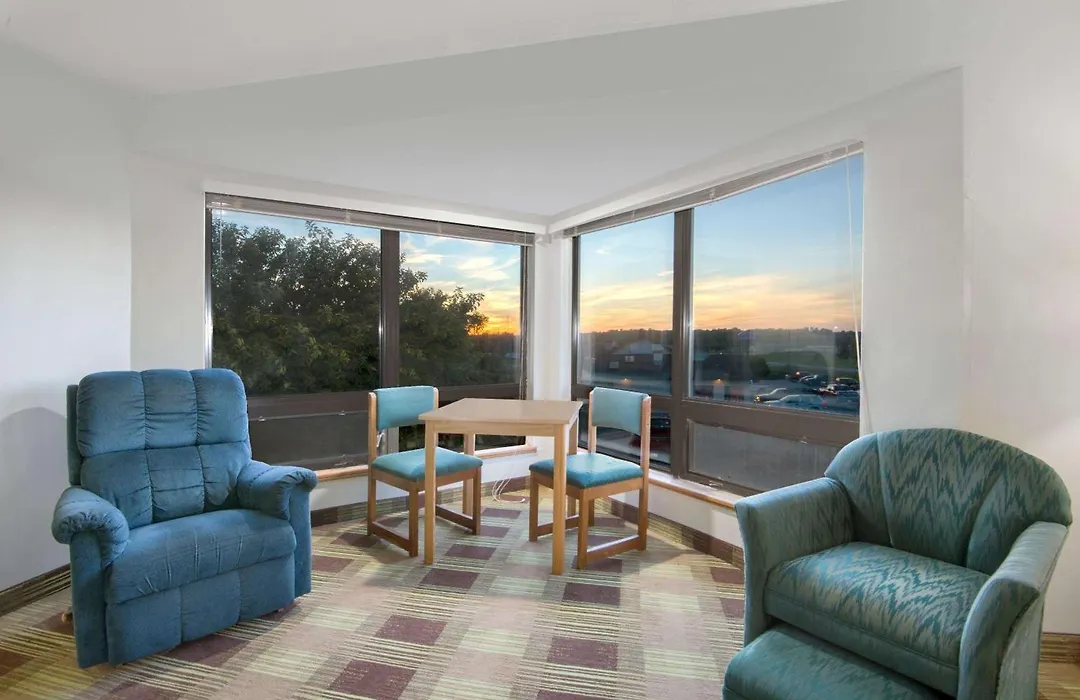 Super 8 By Wyndham Toledo-1