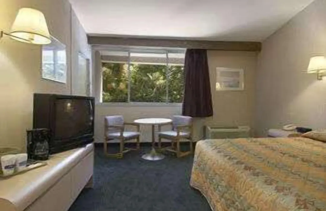 Knights Inn Liberty-1