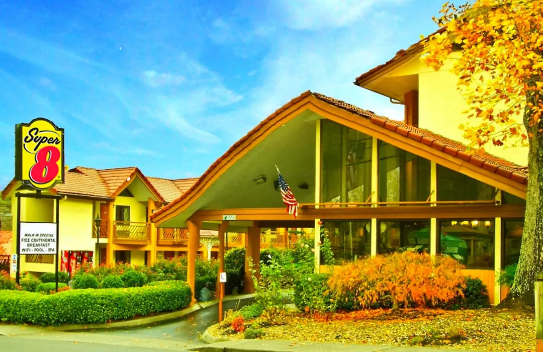 Super 8 By Wyndham Downtown Gatlinburg At Convention Center-1