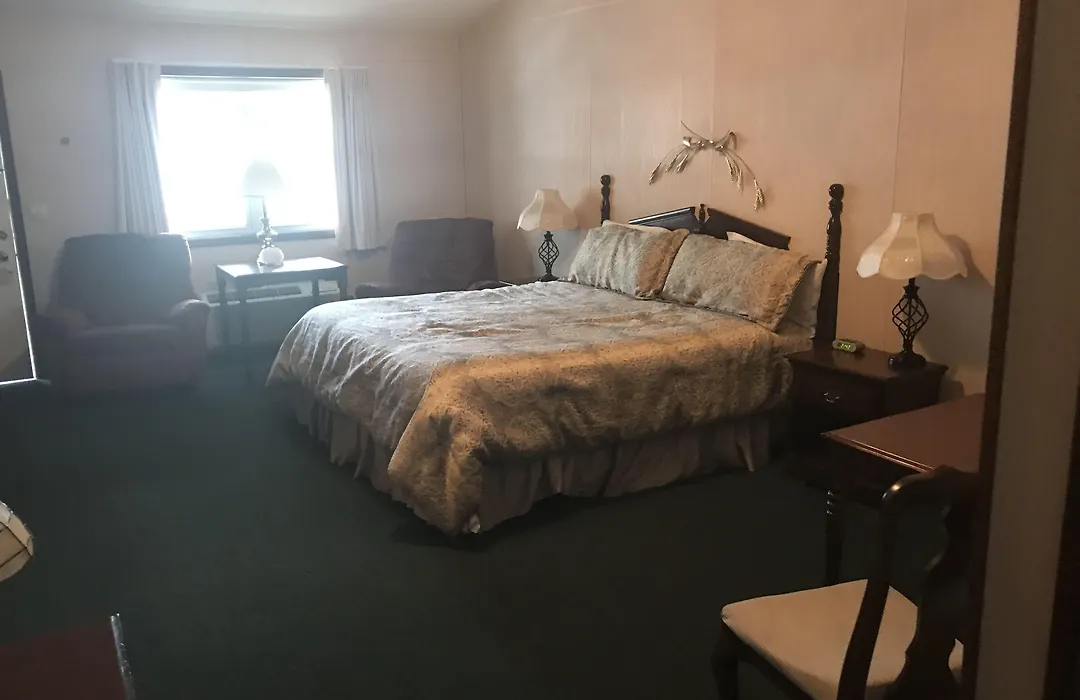Longhouse Lodge Motel-1