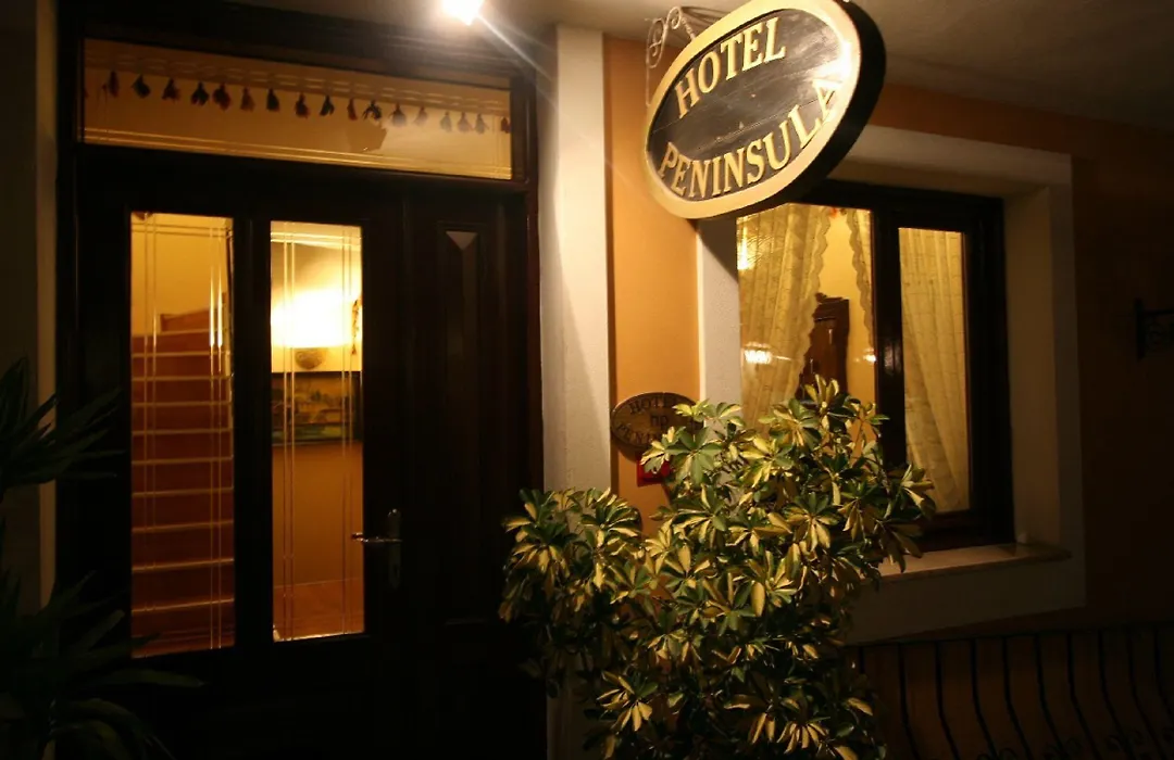 Hotel Peninsula-1