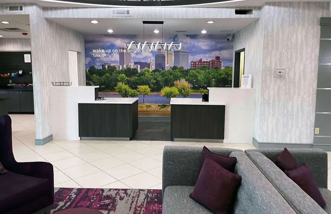 La Quinta Inn & Suites By Wyndham Tulsa Midtown-1