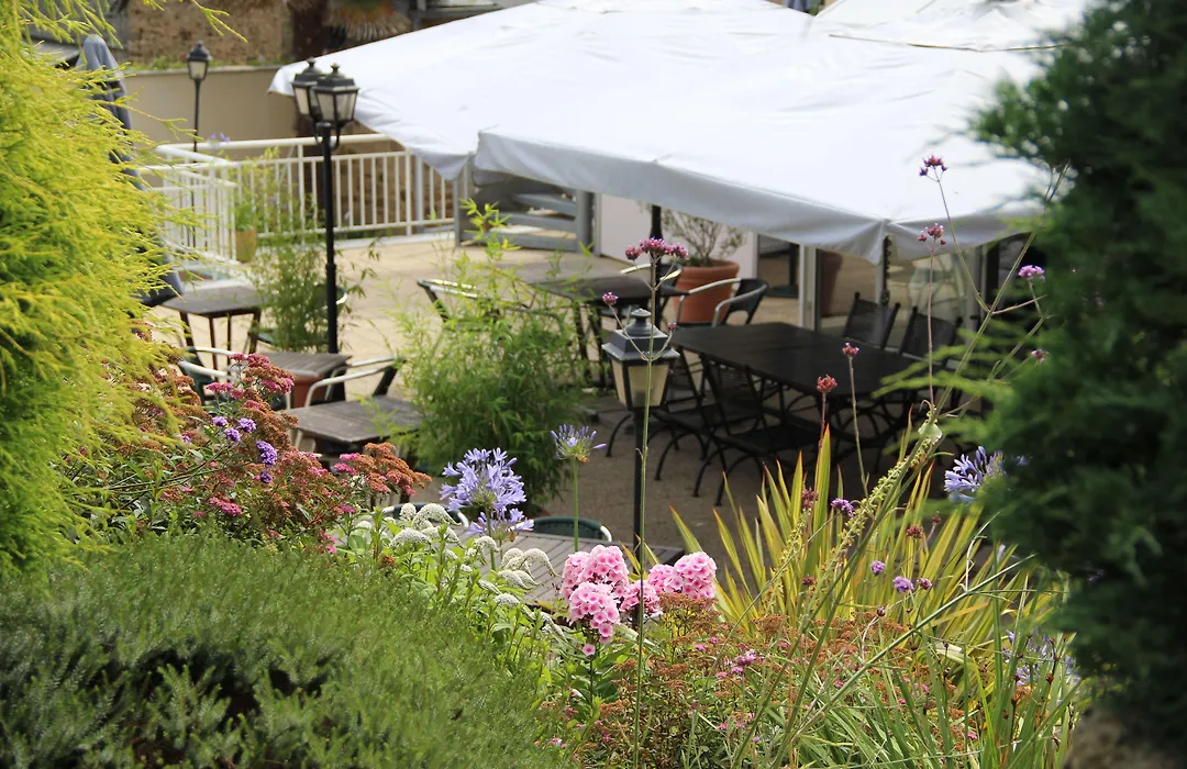 Brit Hotel le Cygne-1