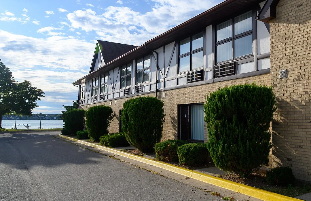 Days Inn By Wyndham Sarnia Harbourfront-1