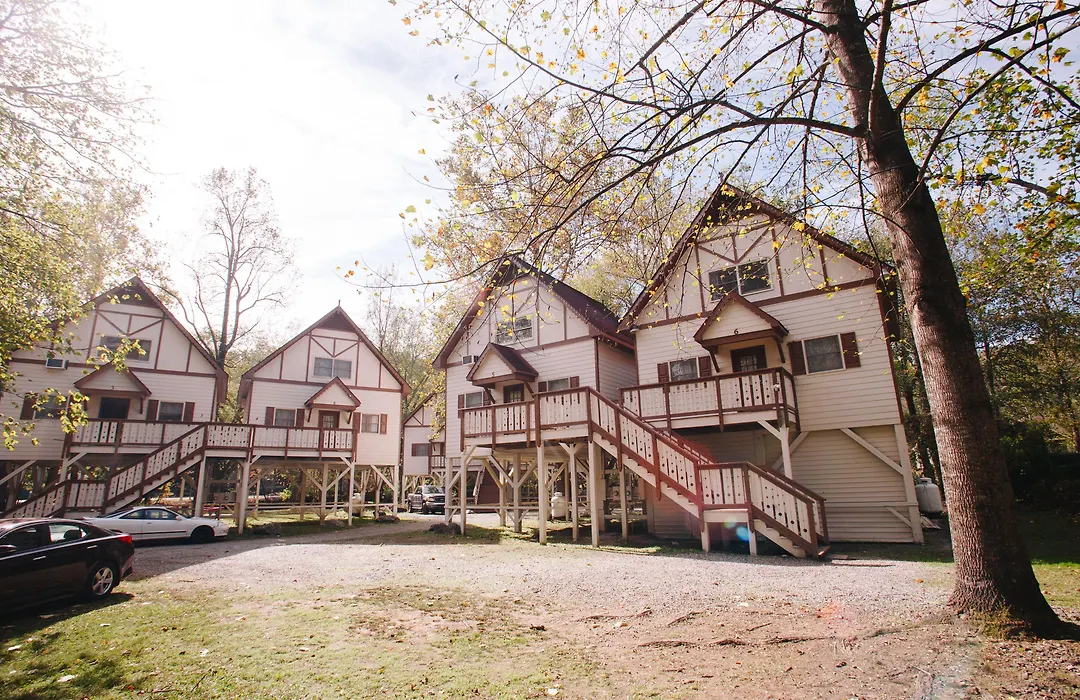 Riverbend Motel & Cabins-1