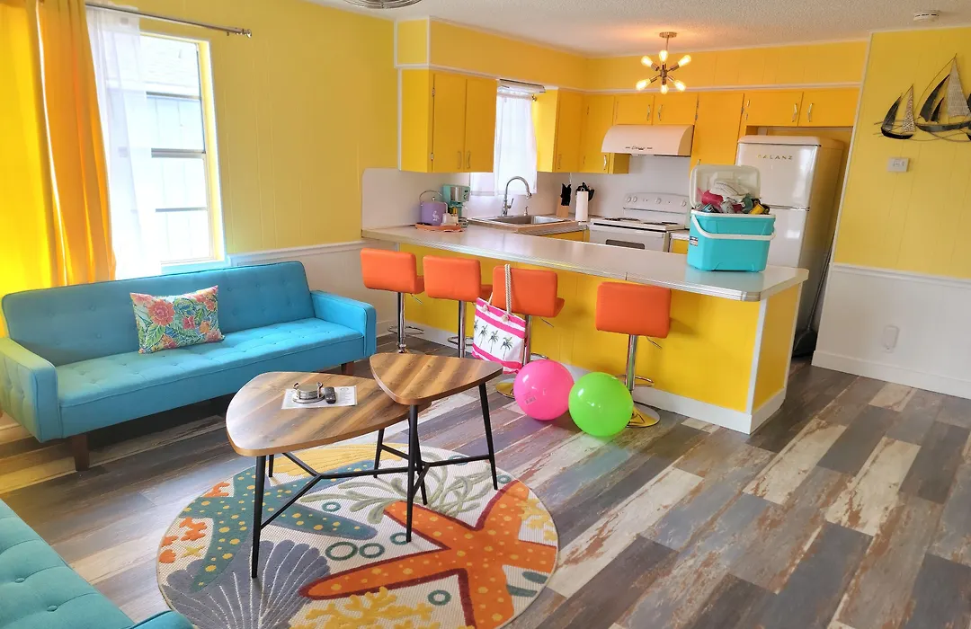 Upper Deck Hotel And Bar - Adults Only-1