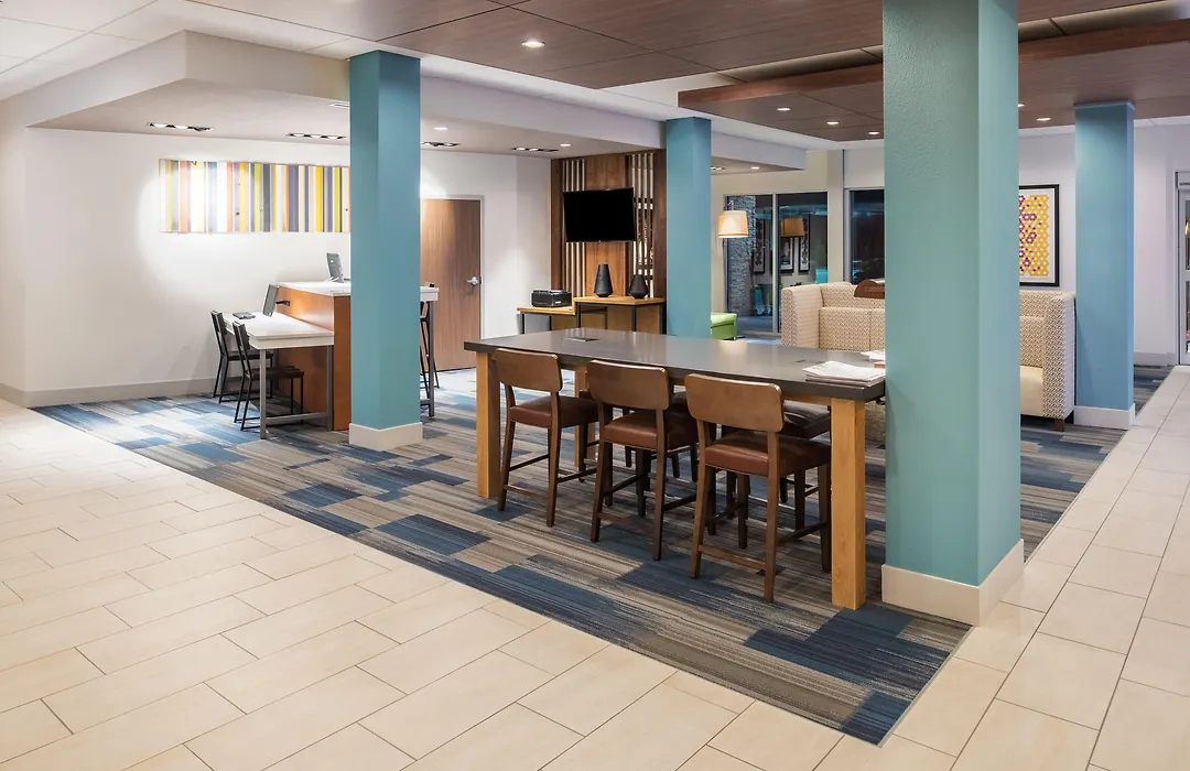 Holiday Inn Express & Suites Kingdom City By Ihg-1