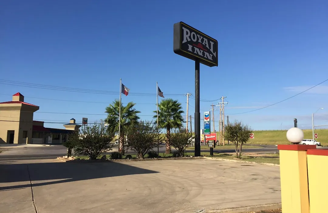 Royal Inn Pearsall-1