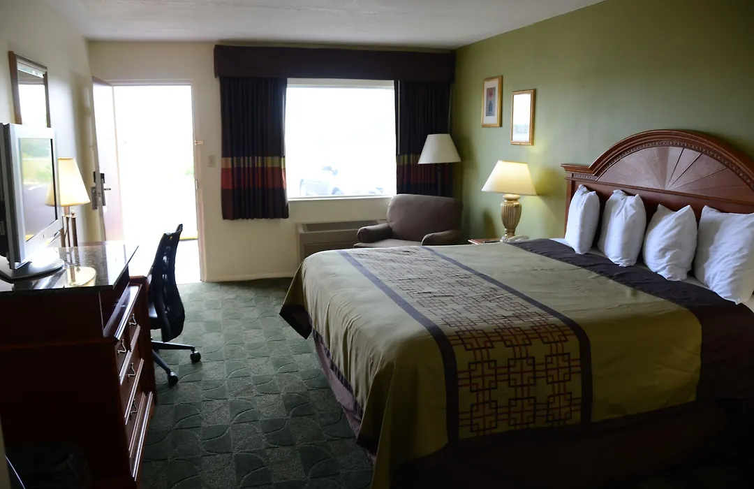Big Spring Inn Madisonville-1