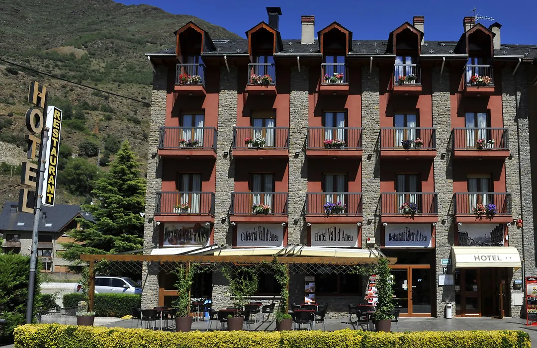 Hotel y Hostal Vall d Aneu-1