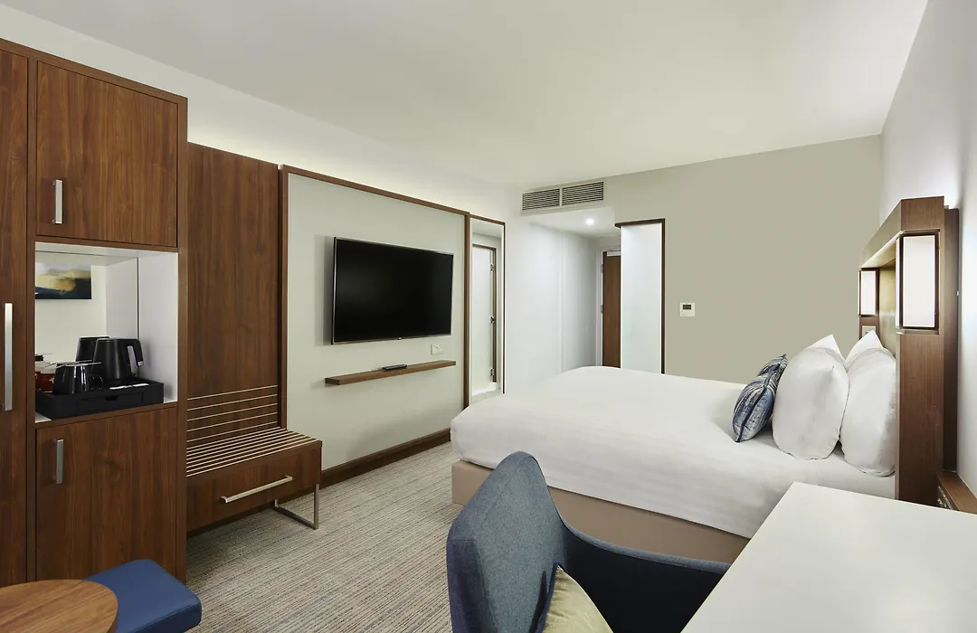 Courtyard By Marriott Luton Airport-1
