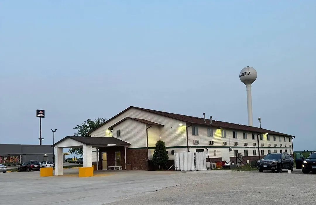 Super 8 By Wyndham Mendota I-39-1