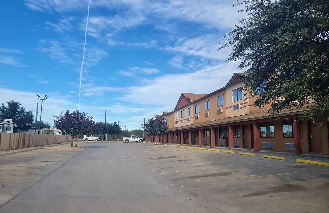 Cotulla Whitten Inn-1