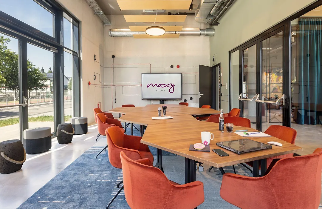Moxy Simmern-1