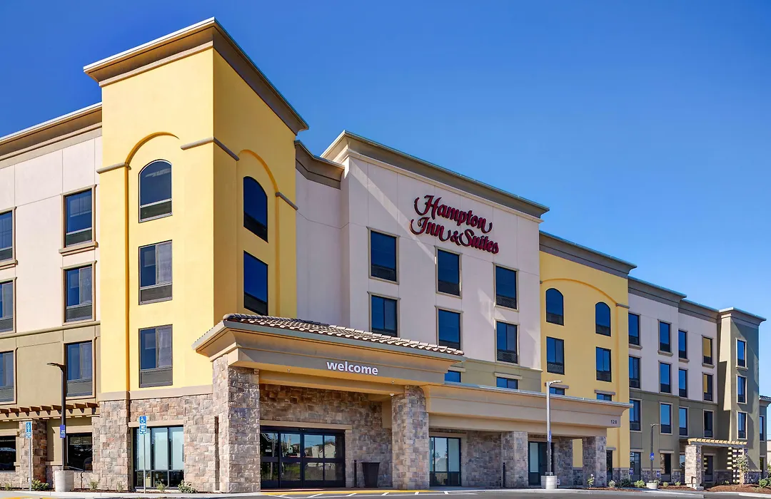 Hampton Inn & Suites Marina-1