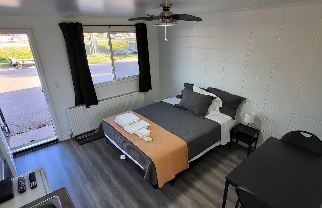 Happyland Inn-1