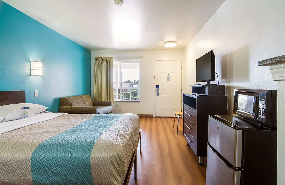 Motel 6 Portland Mall - 205-1