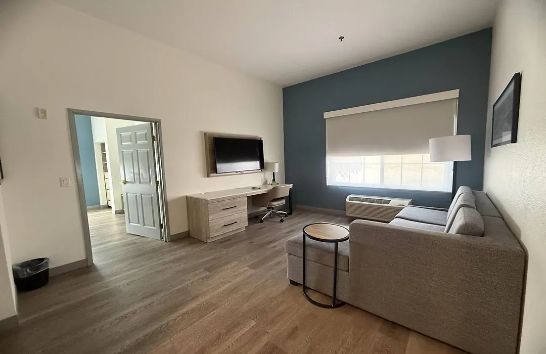 La Quinta Inn & Suites By Wyndham Albuquerque Midtown-1