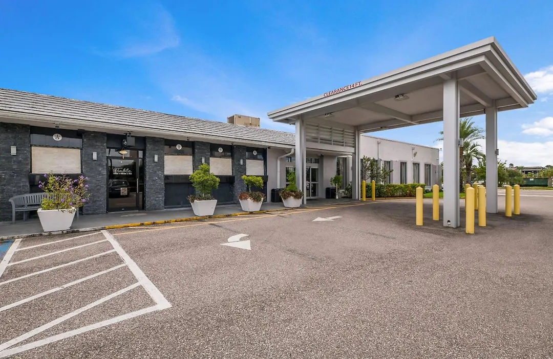 Clarion Inn & Suites Across From Universal Orlando Resort-1