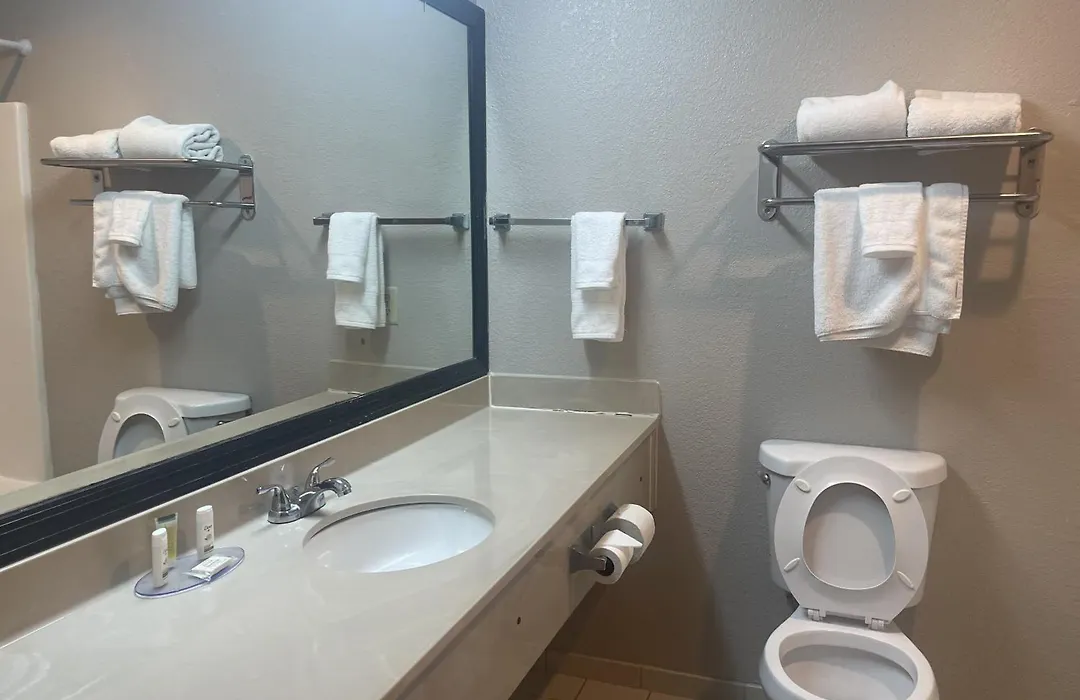 Red Roof Inn & Suites Hinesville Renovated With Breakfast-1