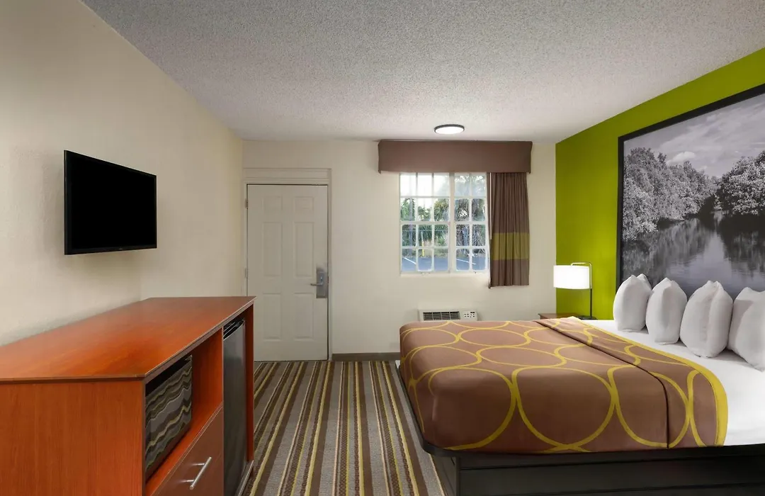 Super 8 By Wyndham Lake City-1