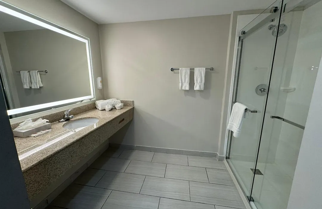 Comfort Inn & Suites Syracuse-Carrier Circle-1