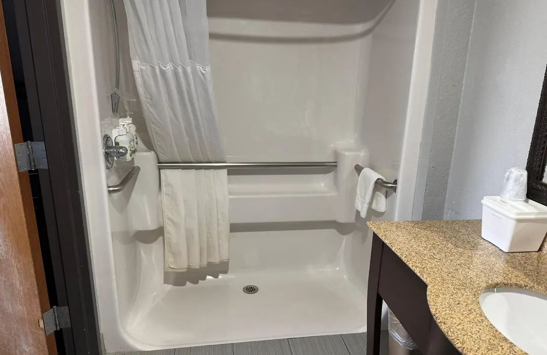 Greenlight Inn & Suites St James-1