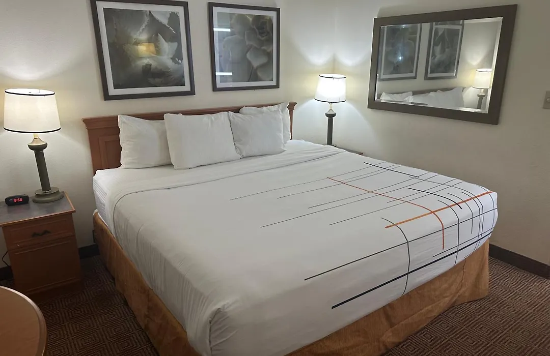 La Quinta Inn & Suites By Wyndham Sawgrass-1