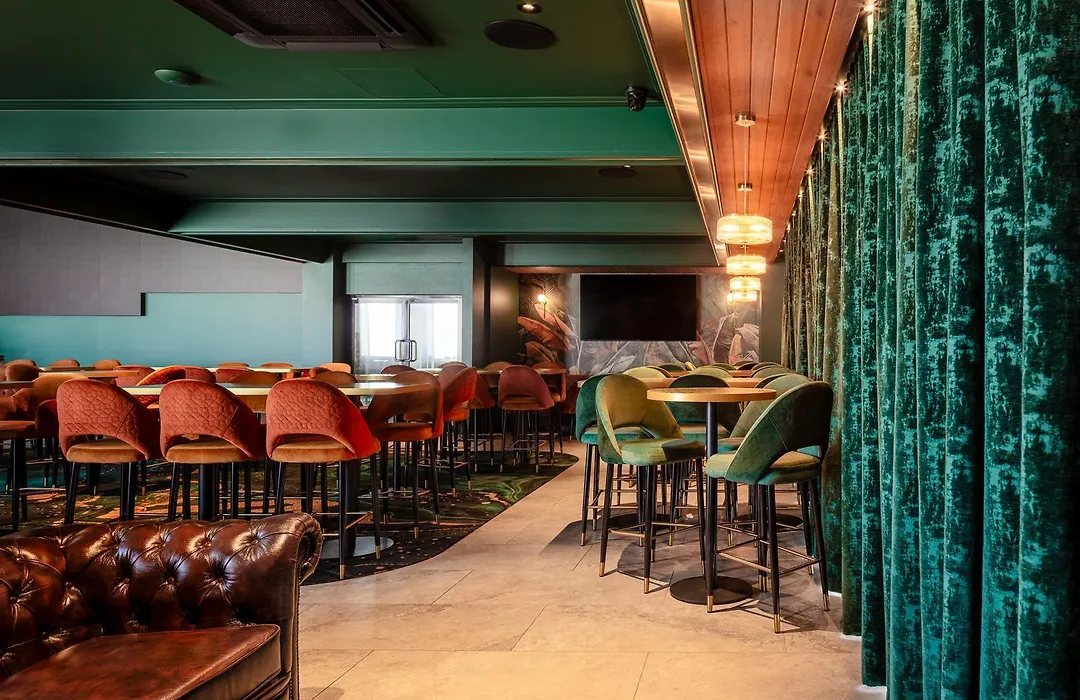 The Queens Hotel Gladstone-1