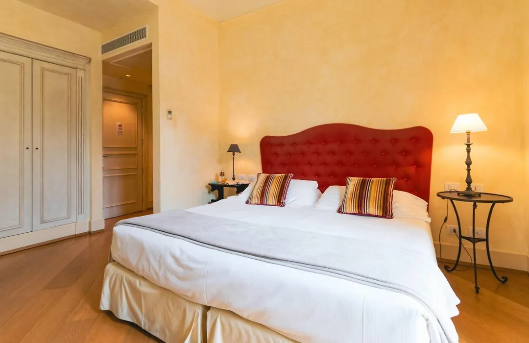 Siri Hotel-1