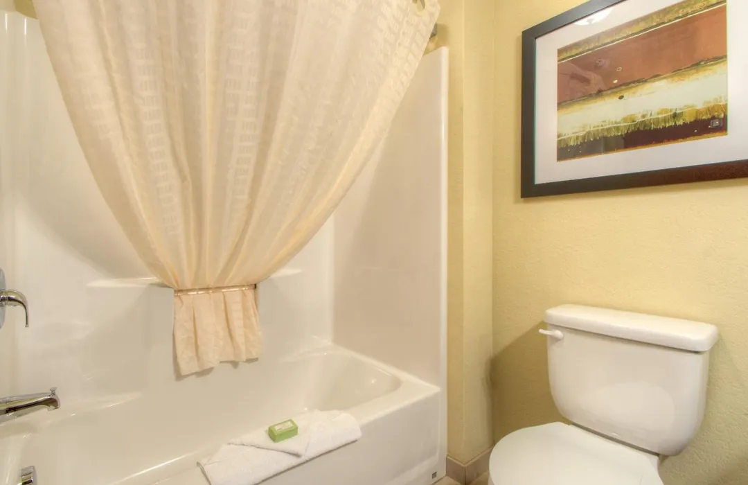 Cobblestone Hotel & Suites Pulaski/Green Bay-1