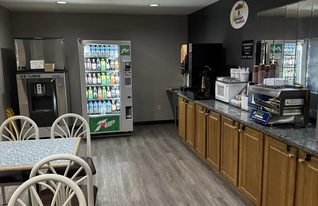 Super 8 By Wyndham Chanute-1