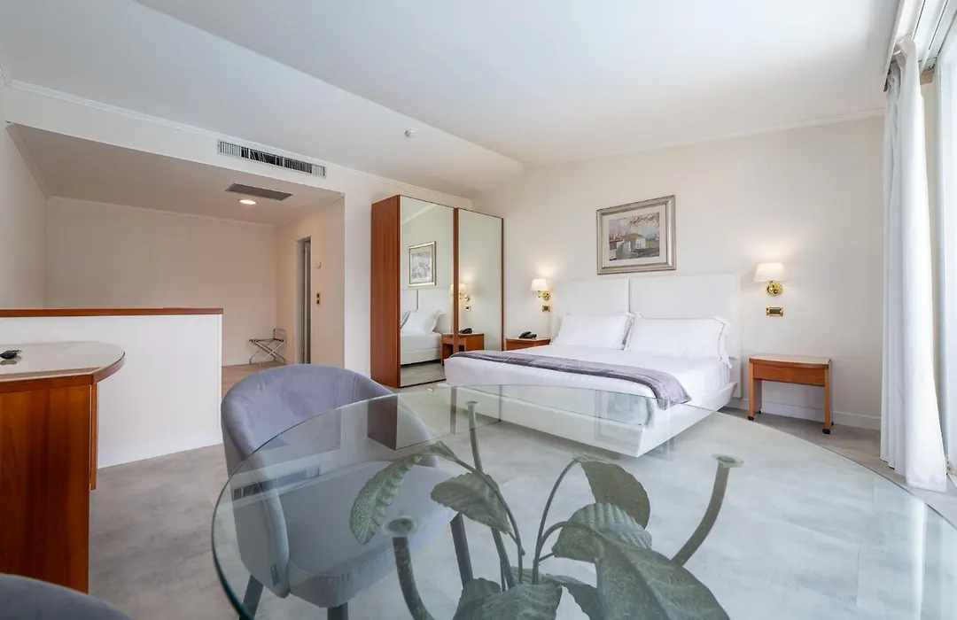 Hotel Excelsior Bay-1