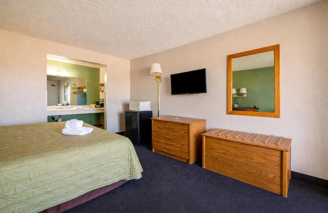 Super 8 By Wyndham Barstow-1