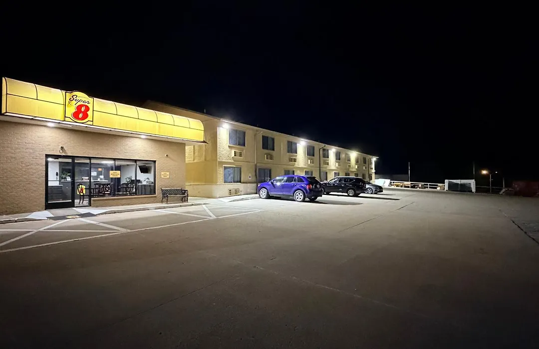 Super 8 By Wyndham Macomb-1