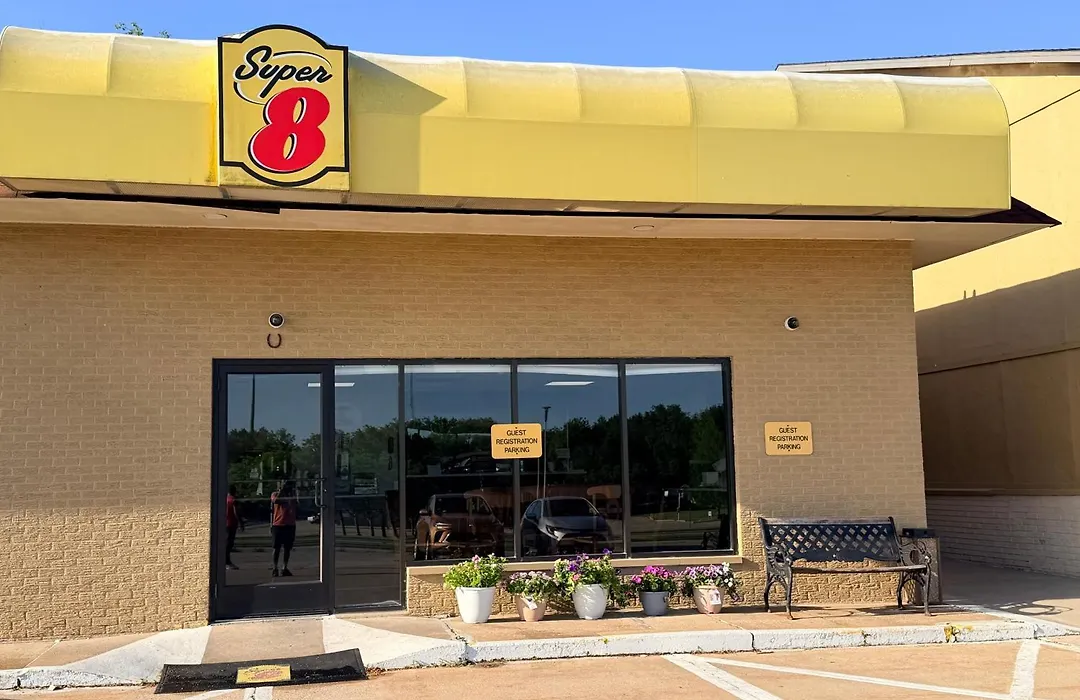 Super 8 By Wyndham Macomb-1