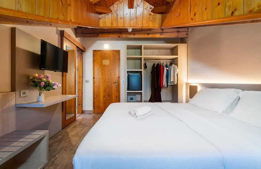 Hotel Aurora-1