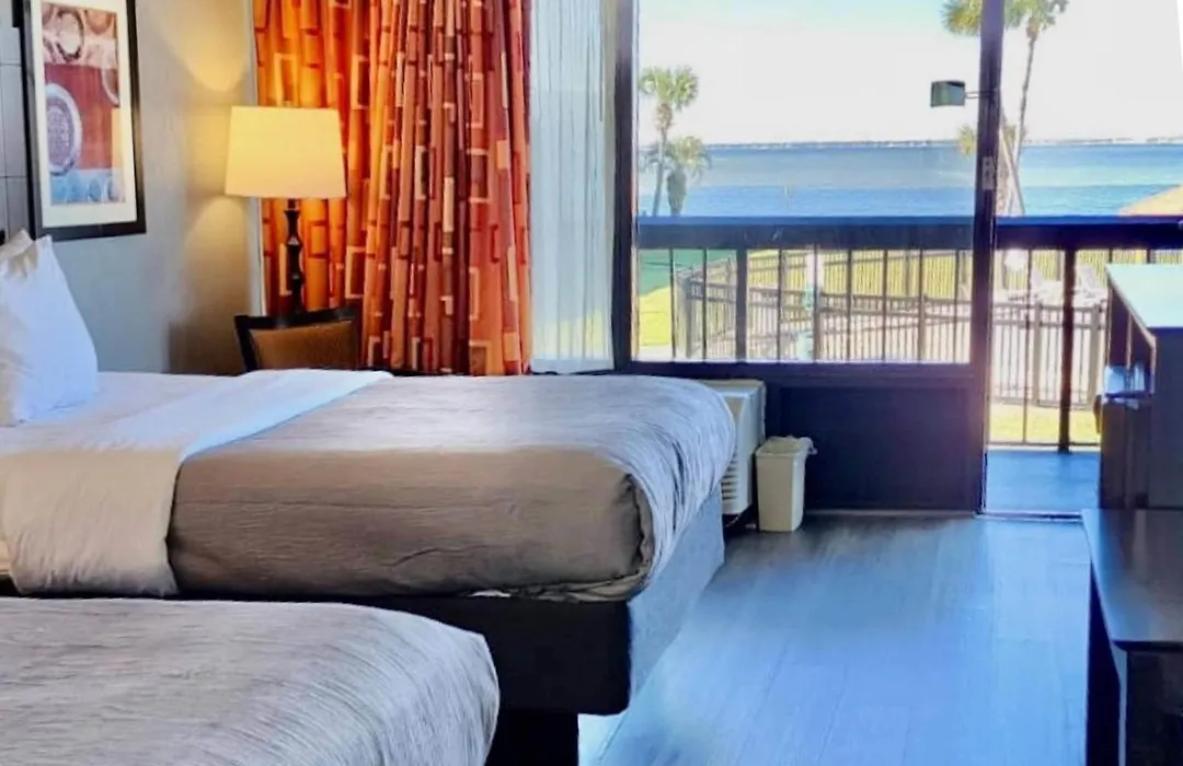Quality Inn & Suites Gulf Breeze Bayside Near Pensacola Beach-1