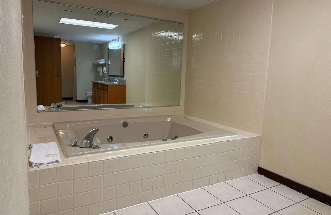 Econo Lodge Inn & Suites Wisconsin Dells-1