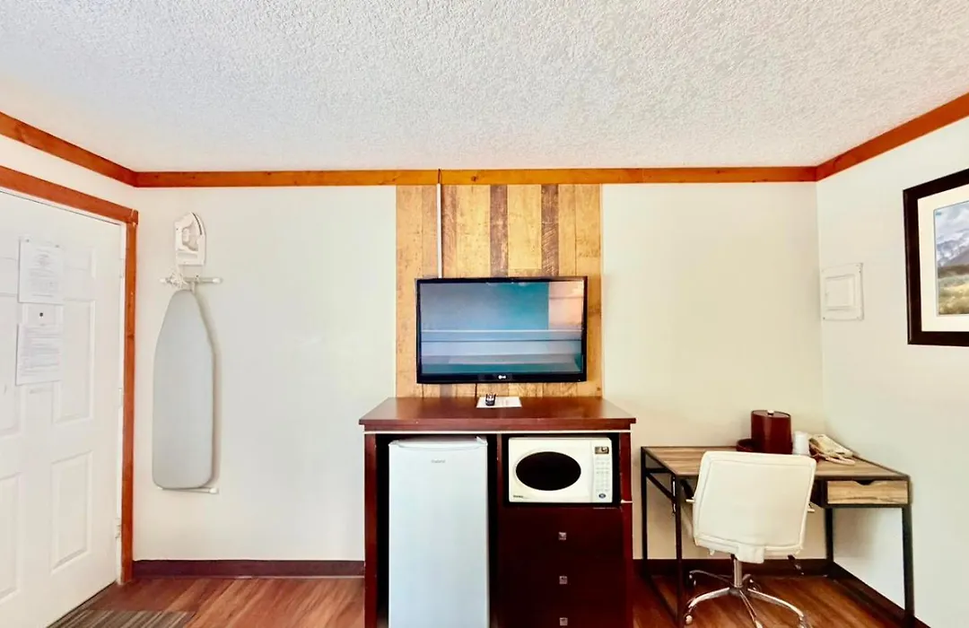 Travelodge By Wyndham Golden Sportsman Lodge-1