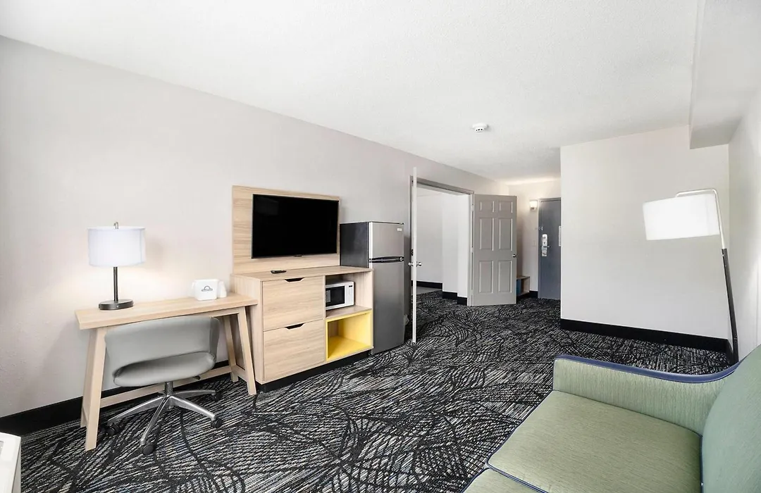 Days Inn & Suites By Wyndham Norton Shores Muskegon-1