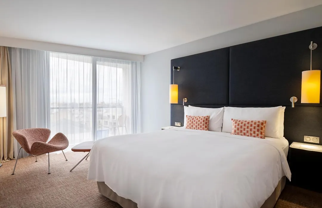 Renaissance Paris Arc de Triomphe Hotel-1