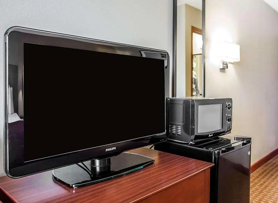 Quality Inn & Suites Davenport Near I-80-1