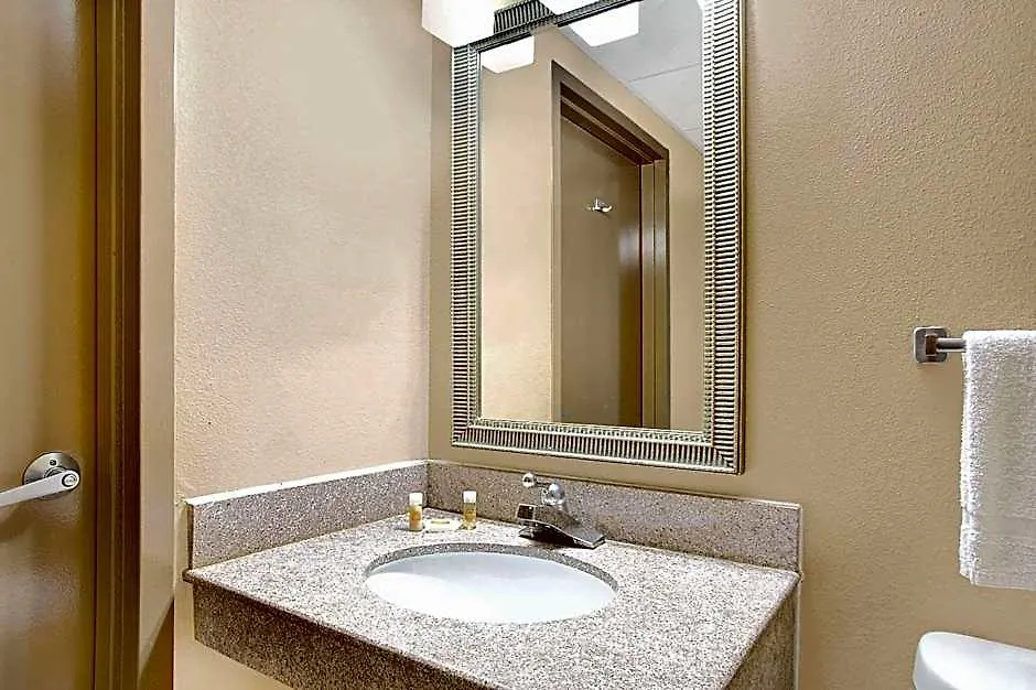 Days Inn By Wyndham Newport News City Center Oyster Point-1