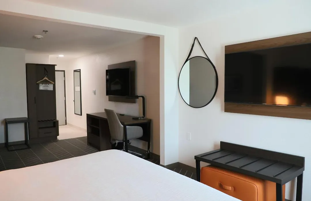 La Quinta Inn & Suites By Wyndham Auburn - University Area-1