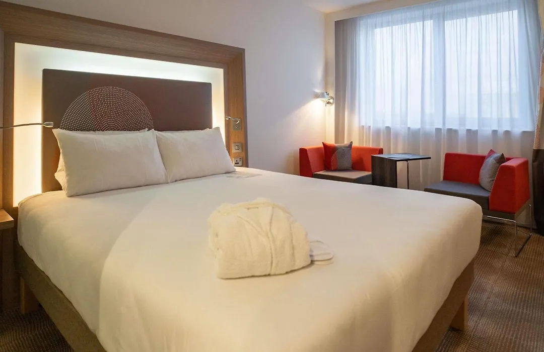 Novotel London Brentford-1