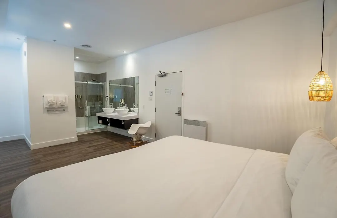Hotel Lac Brome-1